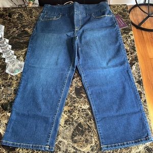 GLORIA VANDERBILT CAPRIS